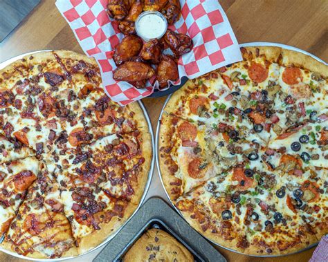 Best pizza in pigeon forge - 1. Blue Moose Burgers & Wings. Casual dining featuring an array of sandwiches, burgers, and wings, including a noted Philly cheesesteak and wild ranch wings, complemented by a selection of fries and salads. 2. Local Goat - New American Restaurant Pigeon Forge.